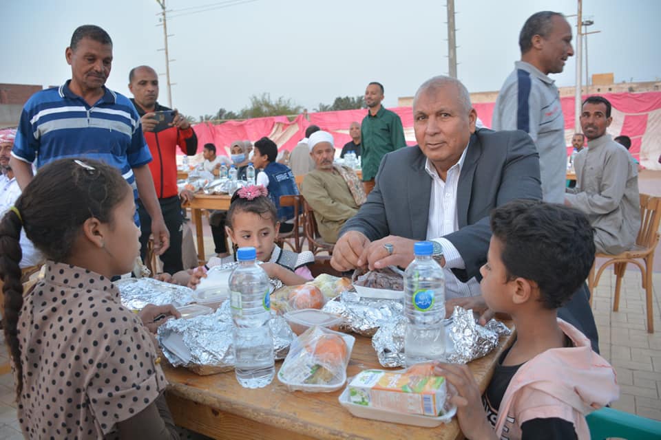محافظ الوادي الجديد يتناول الإفطار مع أهالي باريس