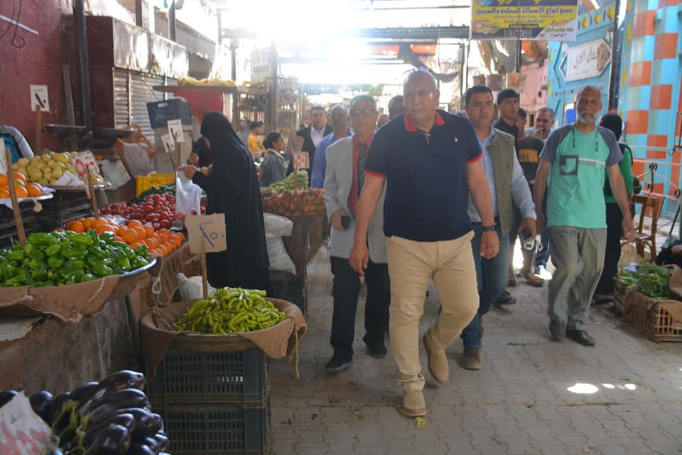 محافظ الوادي الجديد يتفقد سوق الشعلة بالخارجة منافذ السلع (1)