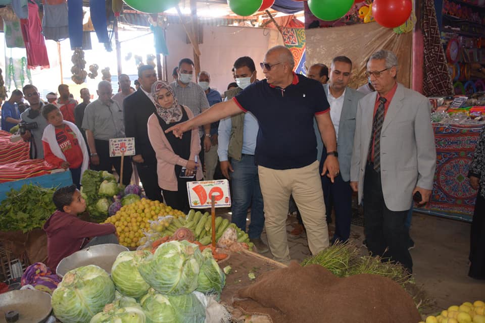 محافظ الوادي الجديد يتفقد سوق الشعلة بالخارجة منافذ السلع (2)