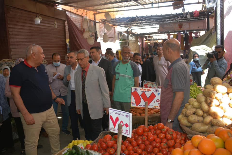 محافظ الوادي الجديد يتفقد سوق الشعلة بالخارجة منافذ السلع (3)