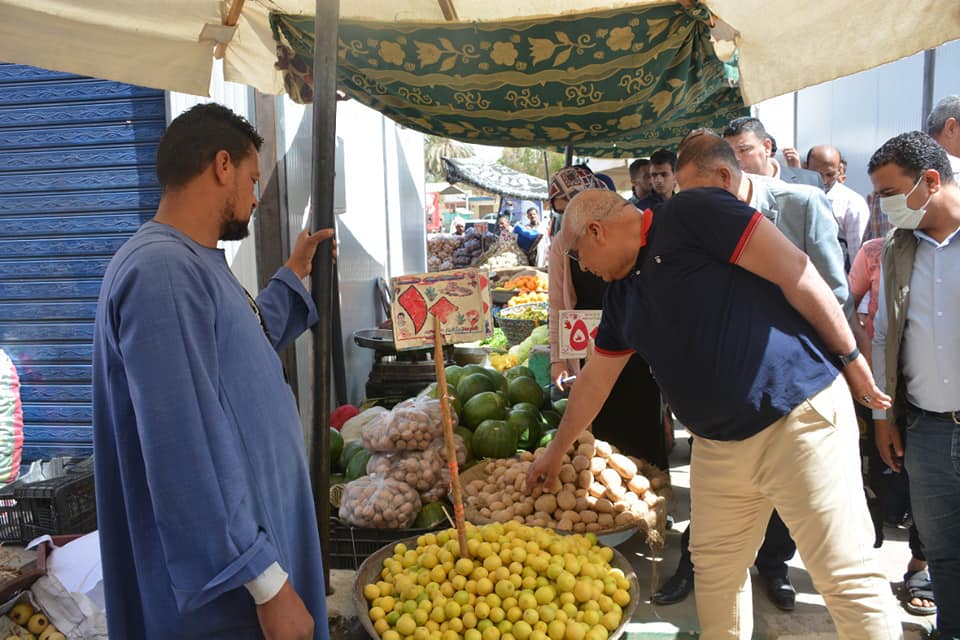 محافظ الوادي الجديد يتفقد سوق الشعلة بالخارجة منافذ السلع (4)