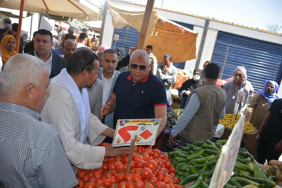 محافظ الوادي الجديد يتفقد سوق الشعلة بالخارجة منافذ السلع (5)