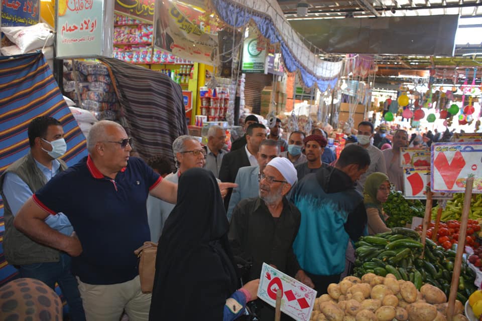 محافظ الوادي الجديد يتفقد سوق الشعلة بالخارجة منافذ السلع (7)