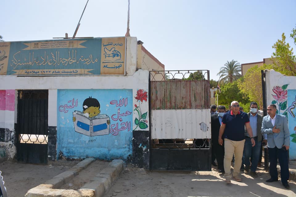 الزملوط يتابع سير العملية التعليمية بمدرسة الخارجة الإعدادية المشتركة (3)