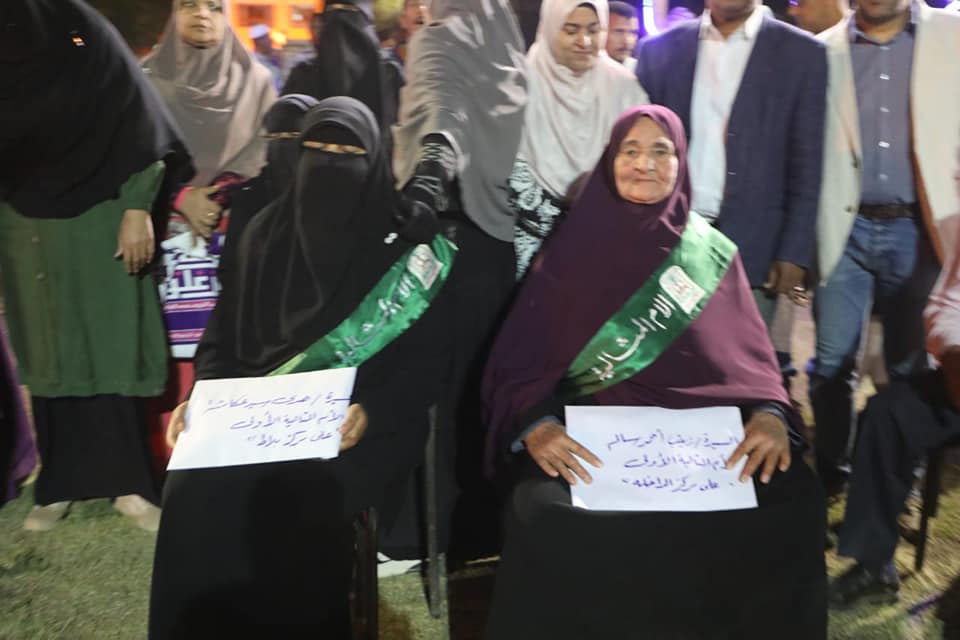 محافظ الوادي الجديد يكرم الأمهات المثاليات بمركزي الداخلة وبلاط (2)