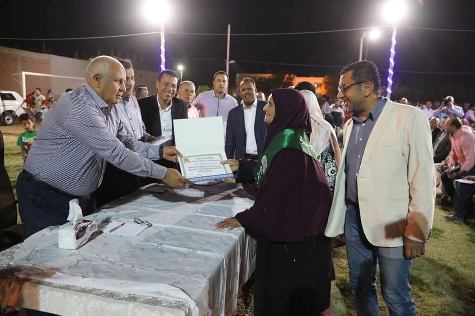 محافظ الوادي الجديد يكرم الأمهات المثاليات بمركزي الداخلة وبلاط (3)