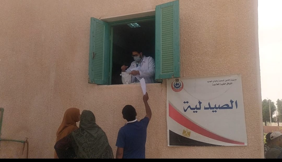 الكشف وصرف الدواء بالمجان لـ236 مواطنا في قافلة بالوادي الجديد (1)