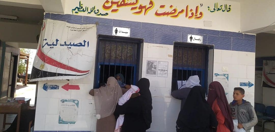 الكشف وصرف الدواء بالمجان لـ379 مواطنا بقرى شرق بولاق في قافلة بالوادي الجديد (1)