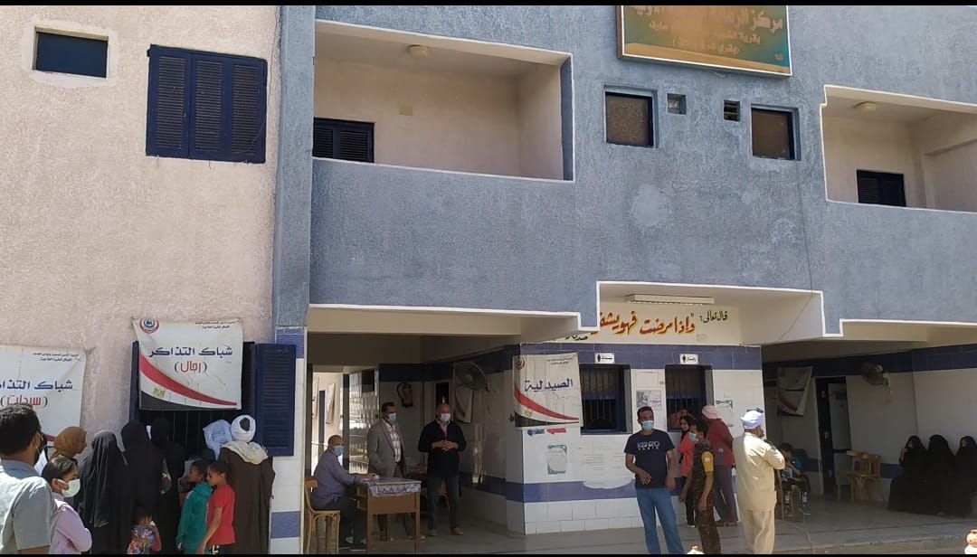 الكشف وصرف الدواء بالمجان لـ379 مواطنا بقرى شرق بولاق في قافلة بالوادي الجديد (2)