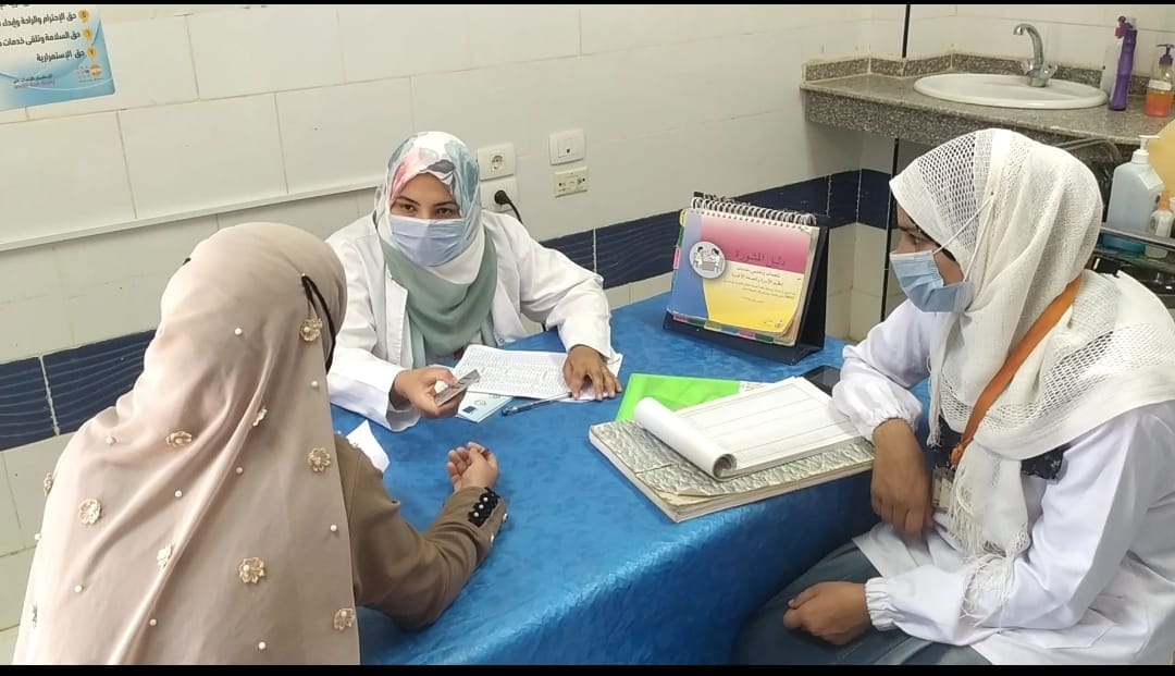 الكشف وصرف الدواء بالمجان لـ379 مواطنا بقرى شرق بولاق في قافلة بالوادي الجديد (3)