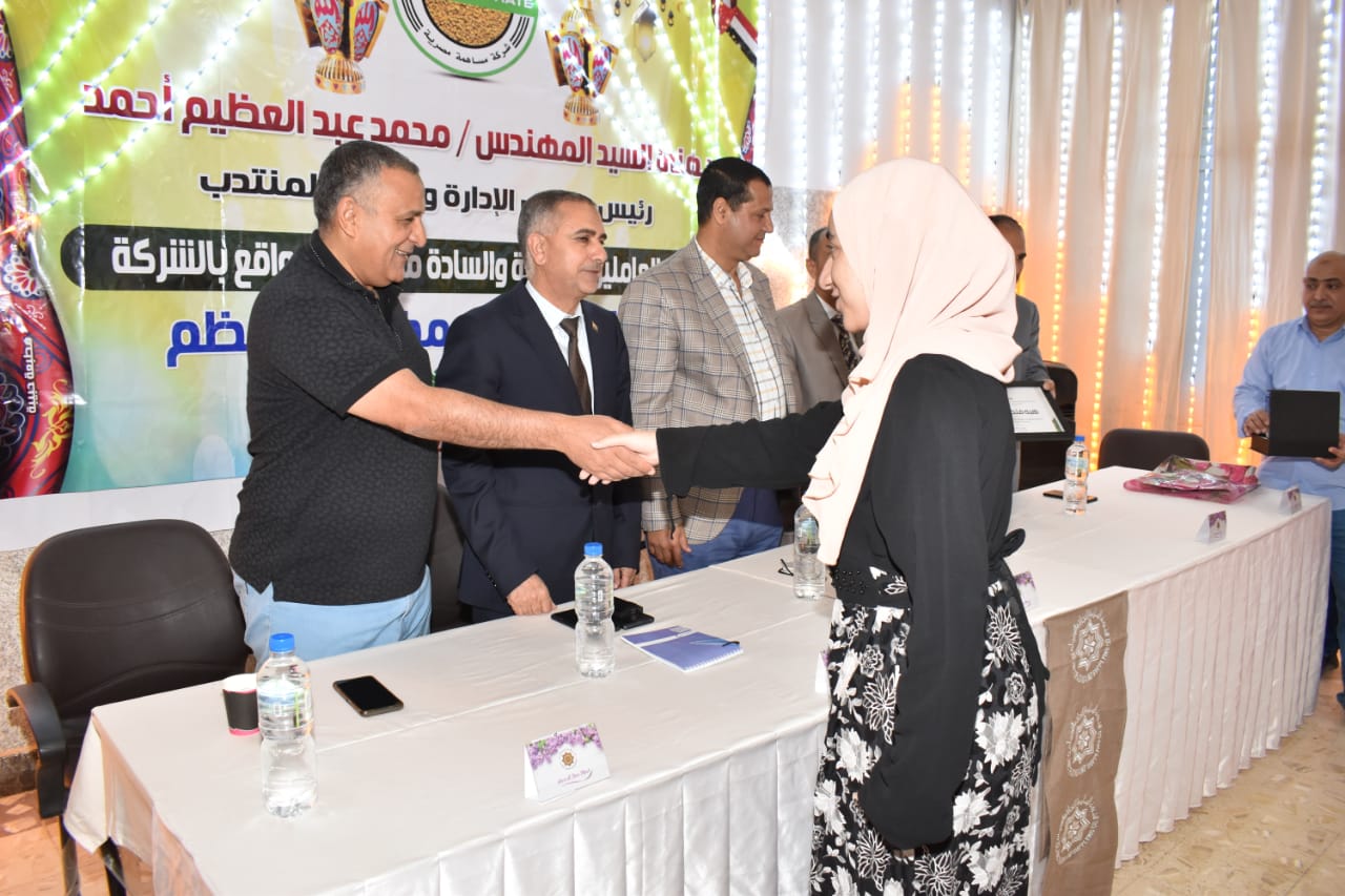 تكريم أبناء العاملين بأبو طرطور (1)