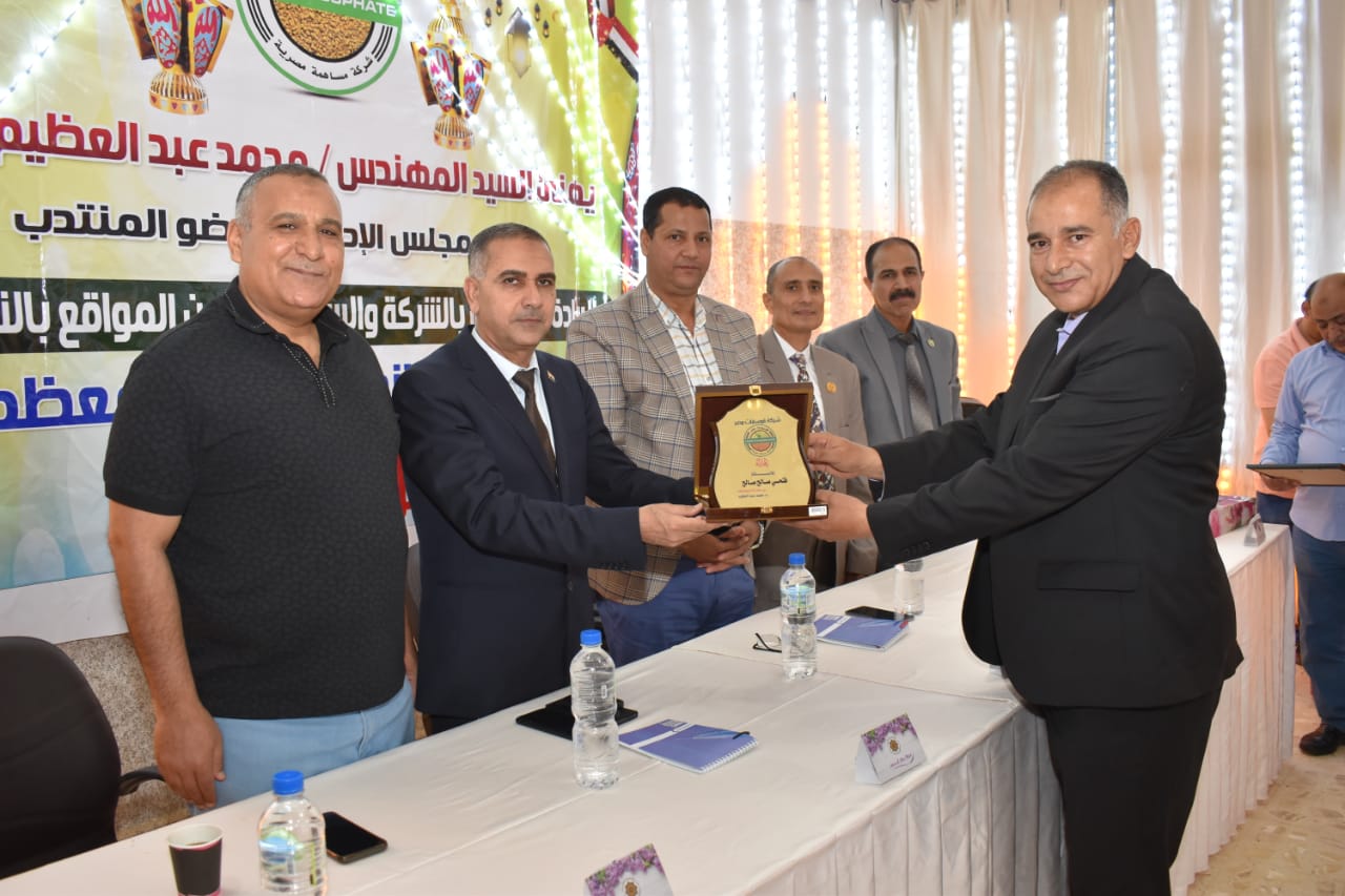 تكريم أبناء العاملين بأبو طرطور (4)