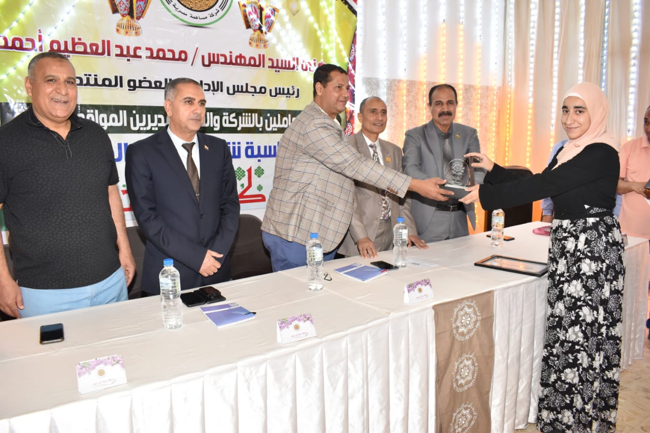 تكريم أبناء العاملين بأبو طرطور (9)