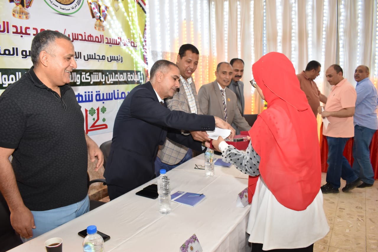 تكريم أبناء العاملين بأبو طرطور (12)
