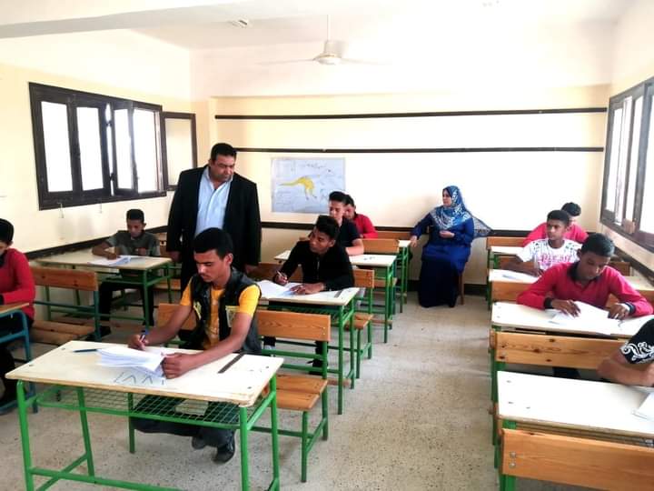 28 لجنة تستقبل طلاب الصف الأول الثانوي لأداء امتحان الكيمياء والجغرافيا الوادي الجديد (2)
