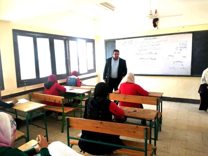28 لجنة تستقبل طلاب الصف الأول الثانوي لأداء امتحان الكيمياء والجغرافيا الوادي الجديد (3)