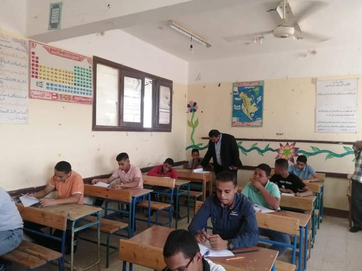 28 لجنة تستقبل طلاب الصف الأول الثانوي لأداء امتحان الكيمياء والجغرافيا الوادي الجديد (4)