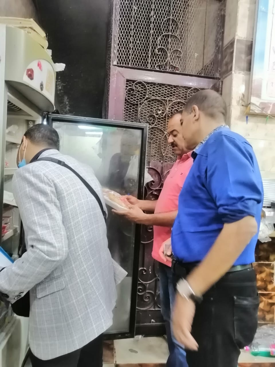ضبط أغذية غير صالحة للاستهلاك الآدمي في الوادي الجديد( (4)