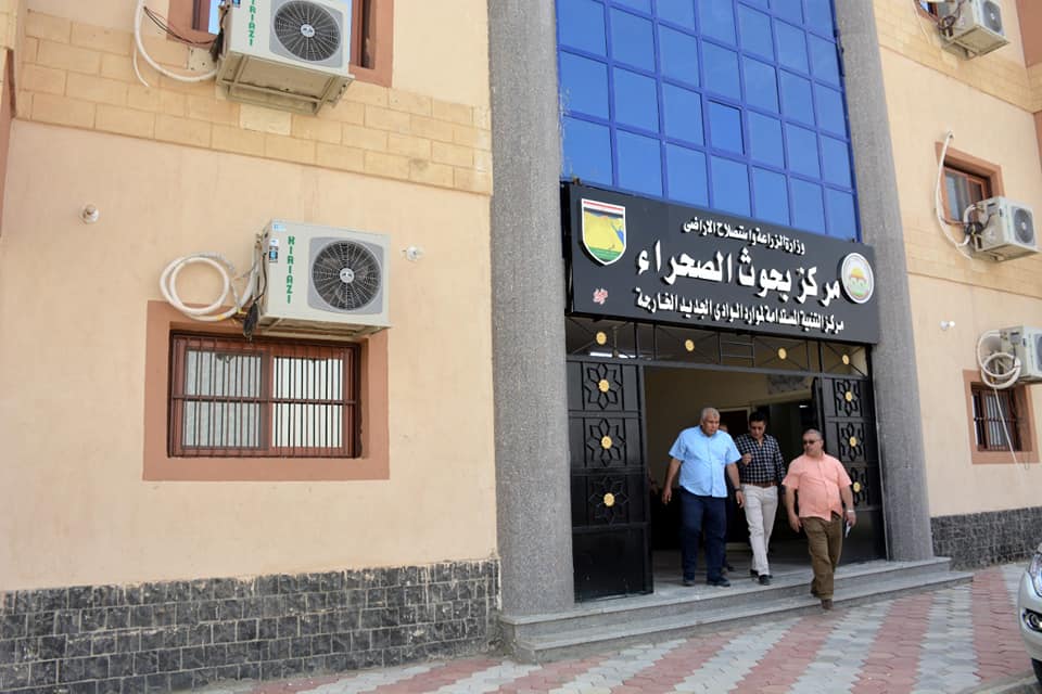 محافظ الوادي الجديد يتفقد مركز بحوث الصحراء بالخارجة (3)