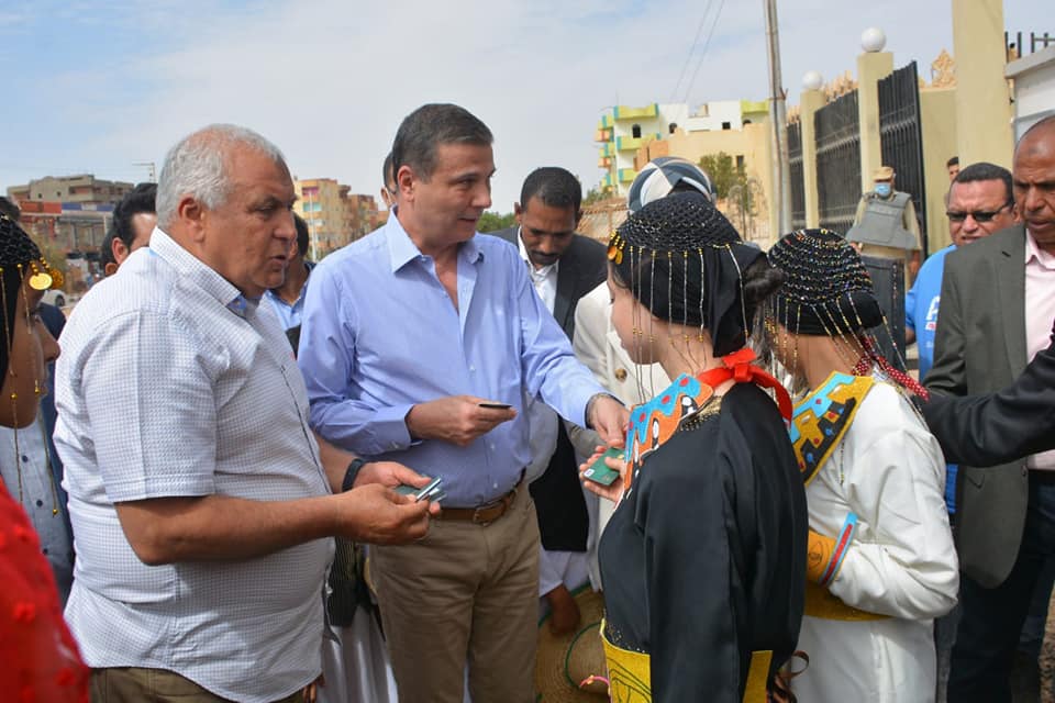 محافظ الوادي الجديد يتفقد تطوير البنك الزراعي بالداخلة (3)
