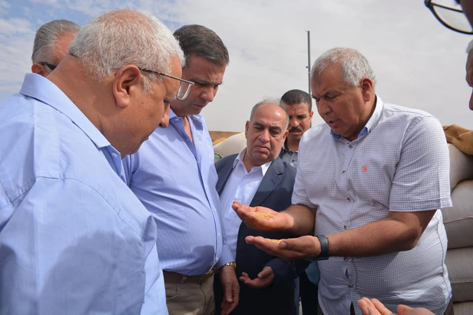 محافظ الوادي الجديد يتفقد شون القمح بالداخلة (1)
