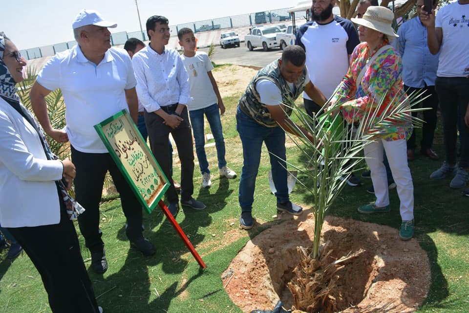وزيرة البيئة تزرع نخلة بالخارجة (3)