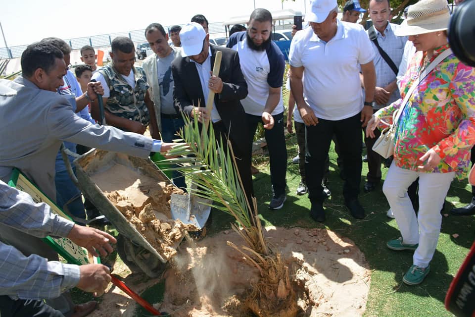 وزيرة البيئة تزرع نخلة بالخارجة (4)