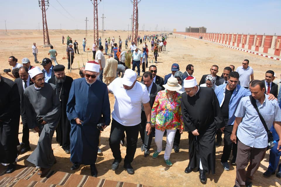 وزيرة البيئة ومحافظ الوادي الجديد يطلقان مبادرة زراعة ١٠٠٠ شجرة مثمرة (1)