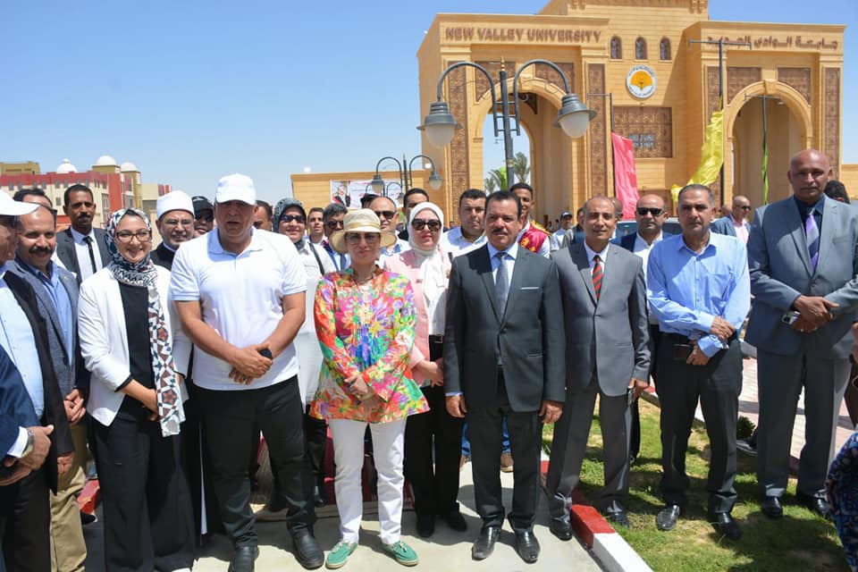 وزيرة البيئة ومحافظ الوادي الجديد يطلقان مبادرة زراعة ١٠٠٠ شجرة مثمرة (3)