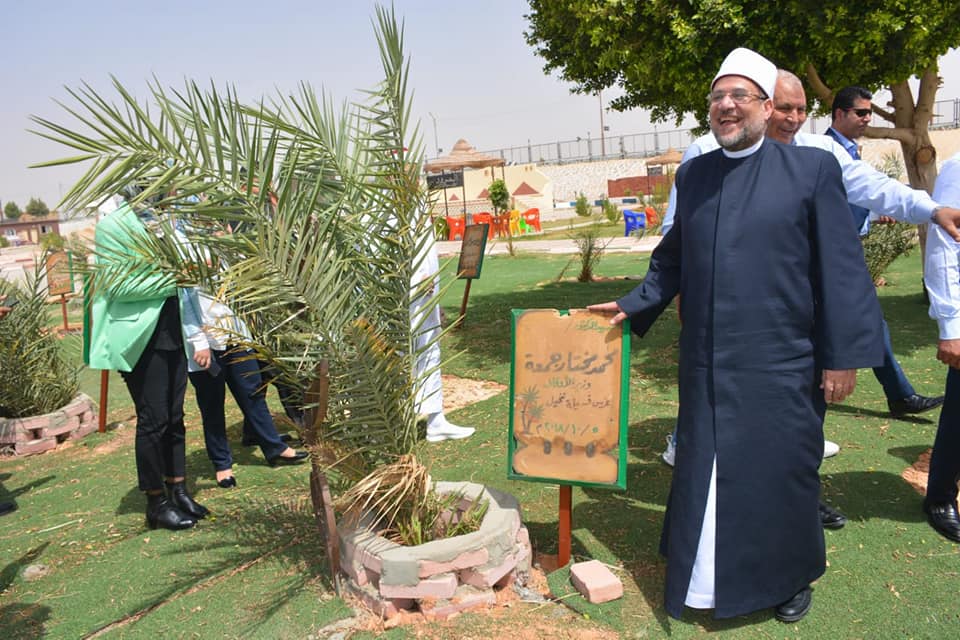 وزير الأاوقاف يزرع نخلة بالخارجة