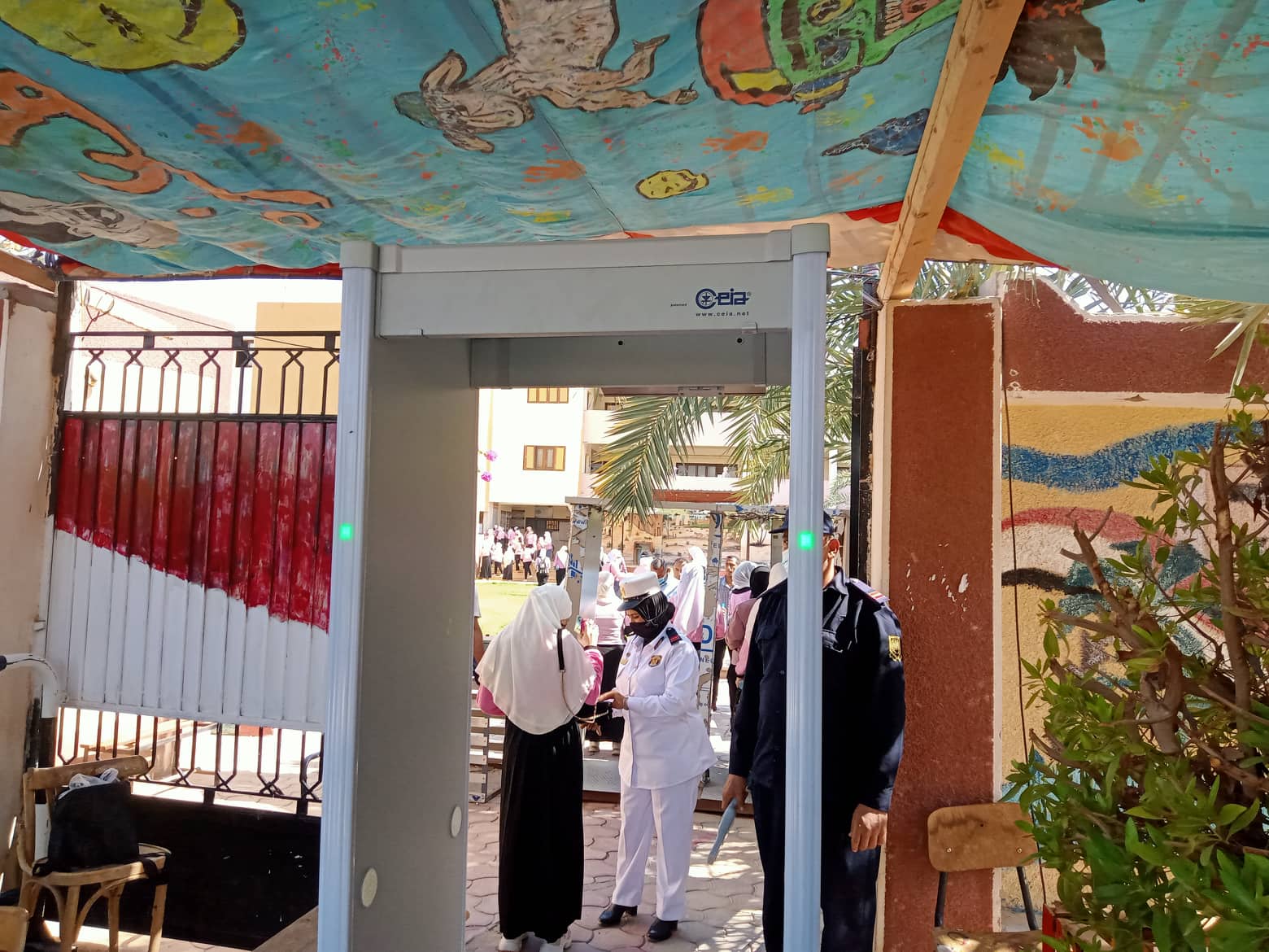 عصا الكترونية وبوابات تعقيم بلجان الثانوية العامة في الوادي الجديد (2)