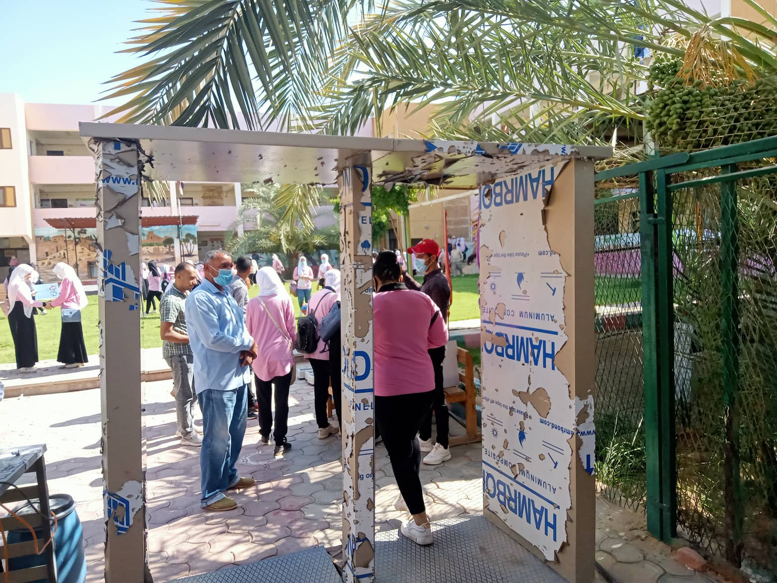 عصا الكترونية وبوابات تعقيم بلجان الثانوية العامة في الوادي الجديد (4)