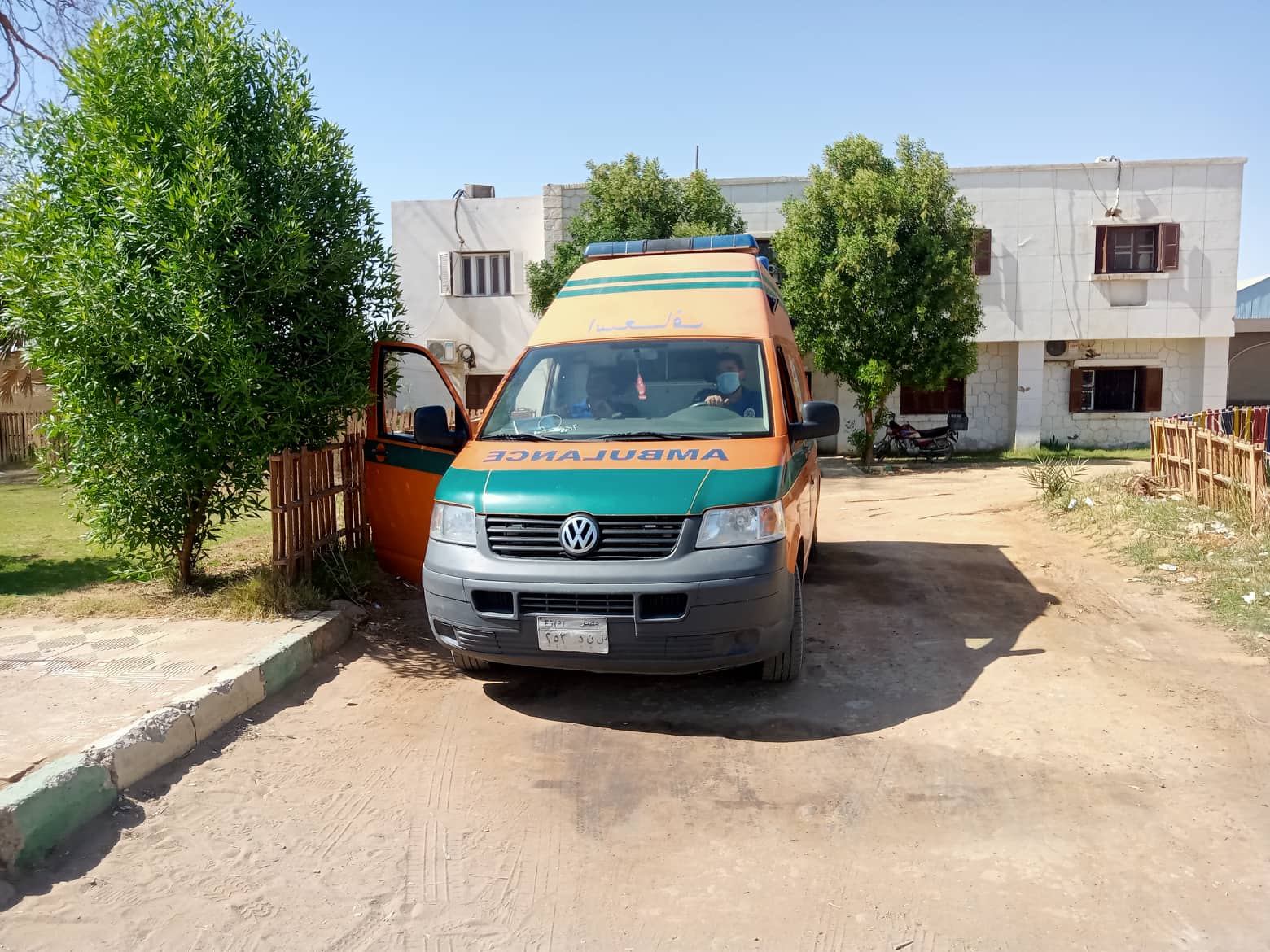 طبيب وزائرة صحية واسعاف ومبردات مياه بلجان الثانوية بالوادي الجديد (1)