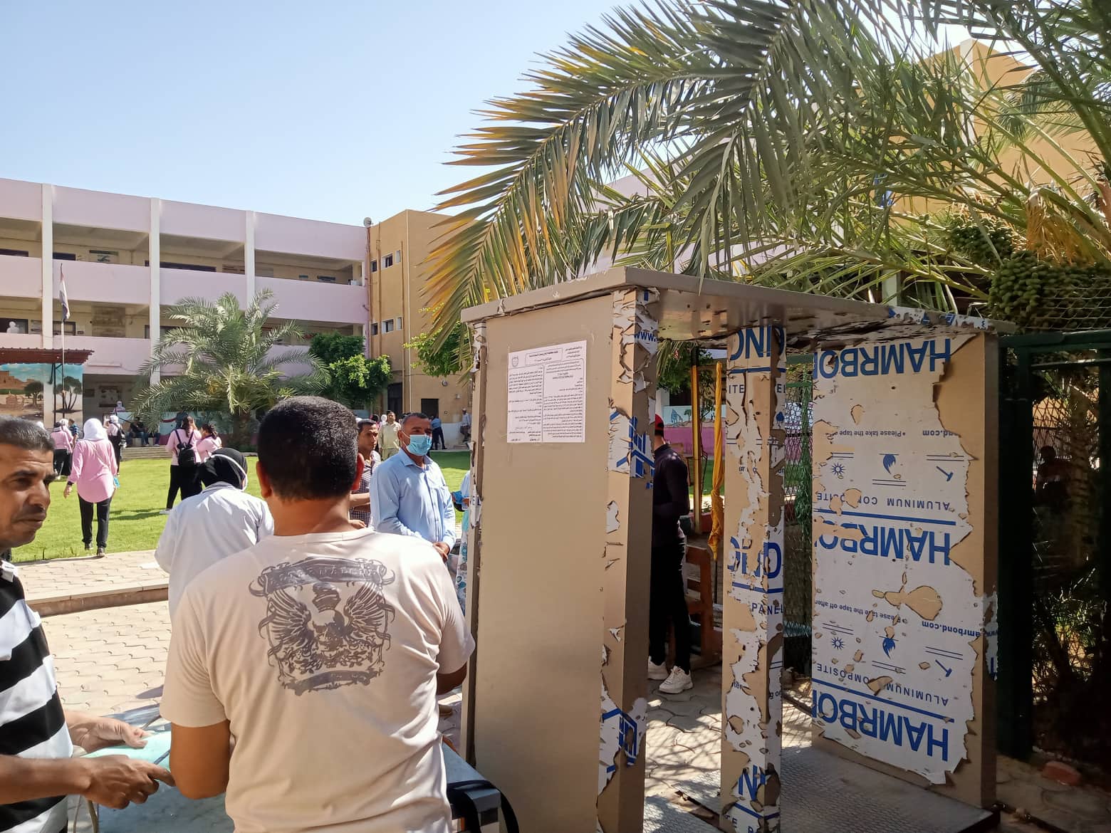طبيب وزائرة صحية واسعاف ومبردات مياه بلجان الثانوية بالوادي الجديد (2)