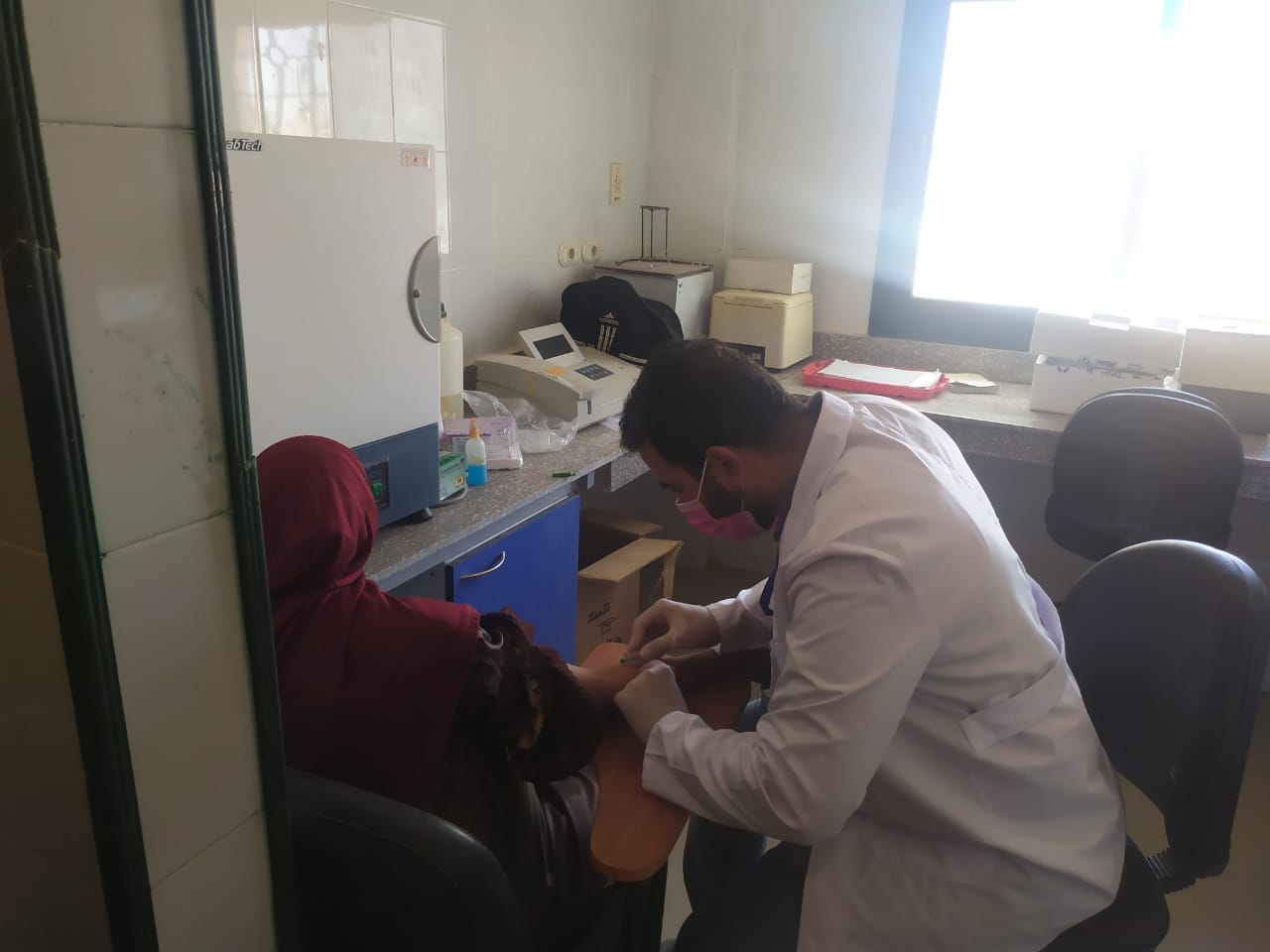 الكشف بالمجان على 224 مواطنا خلال قافلة طبية بالوادي الجديد (1)