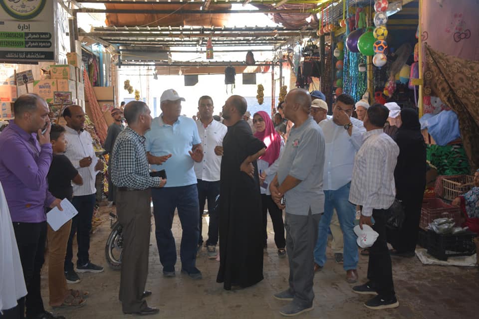 محافظ الوادي الجديد يتفقد الأسواق العامة بمدينة الخارجة (2)