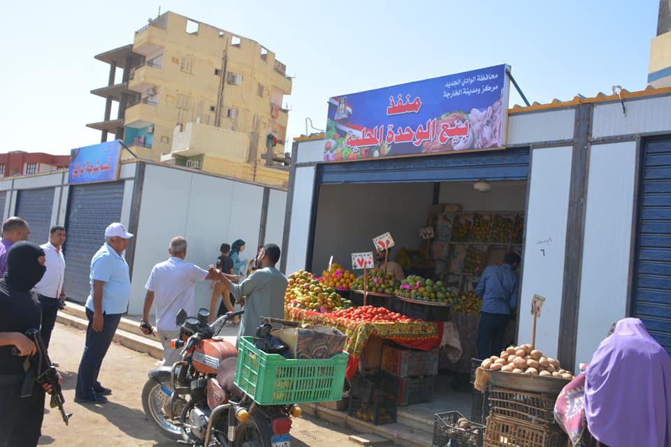 محافظ الوادي الجديد يتفقد الأسواق العامة بمدينة الخارجة (5)