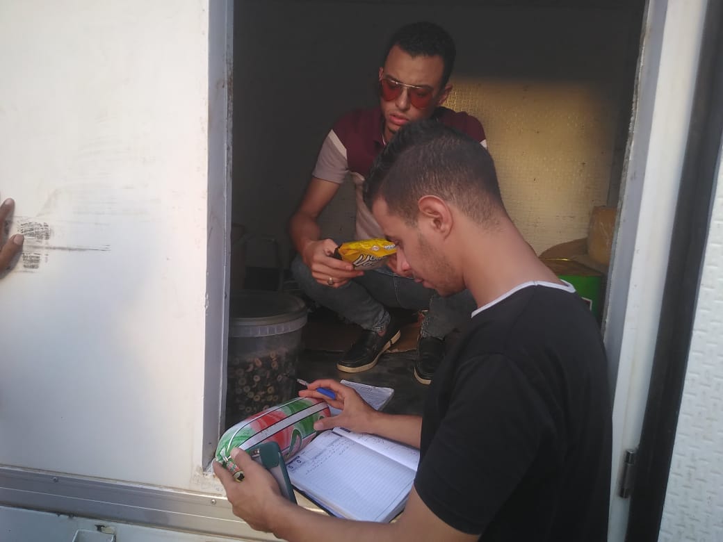 صحة الوادي الجديد تعدم أغذية فاسدة قبل بيعها للمواطنين (1)