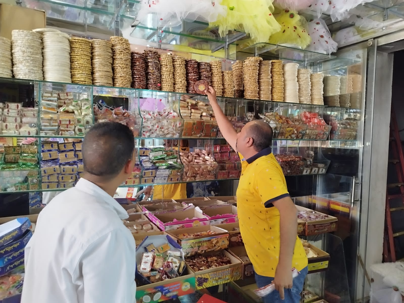 إعدام كمية من حلوى المولد النبوي في حملة لحماية المستهلك بالوادي الجديد (2)