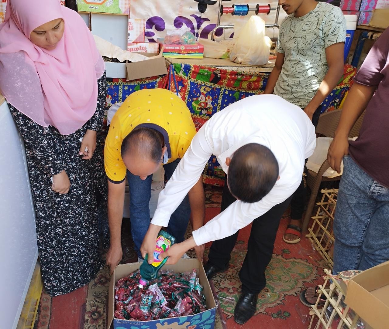 إعدام كمية من حلوى المولد النبوي في حملة لحماية المستهلك بالوادي الجديد (5)