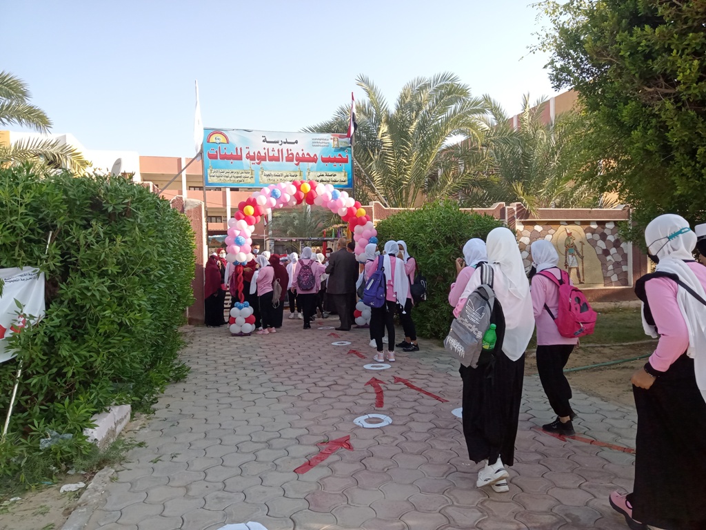 مدارس الوادي الجديد تستقبل طلابها بالزينة (4)
