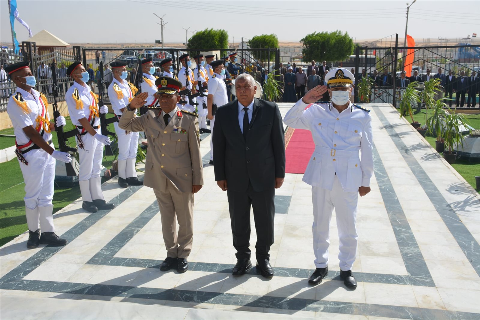 محافظ الوادي الجديد يضع اكليل الزهور على النصب التذكاري لشهداء أكتوبر (2)