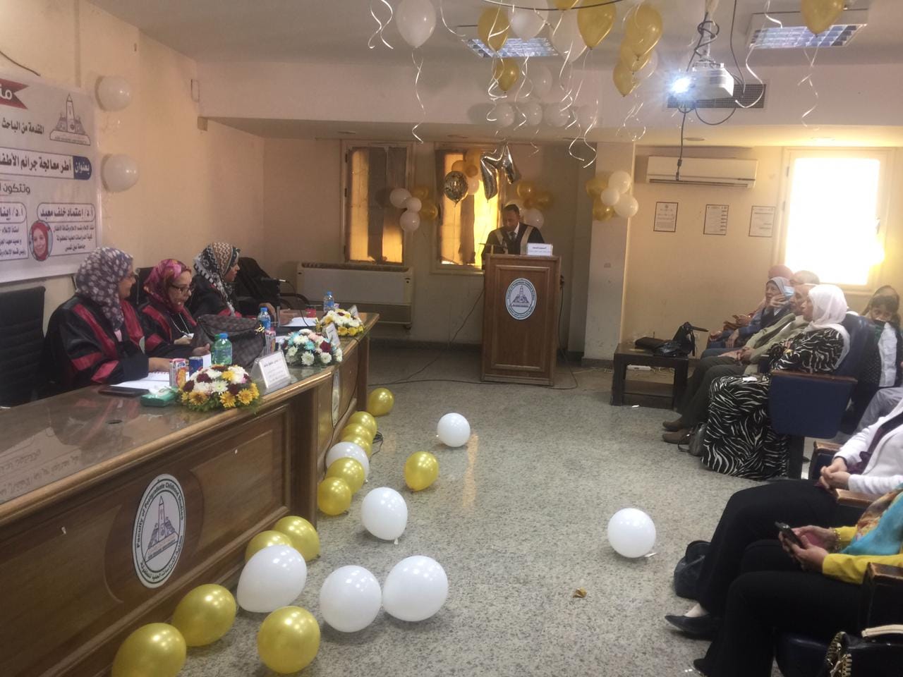 الكاتب الصحفي محمد كمال أثناء مناقشة الرسالة
