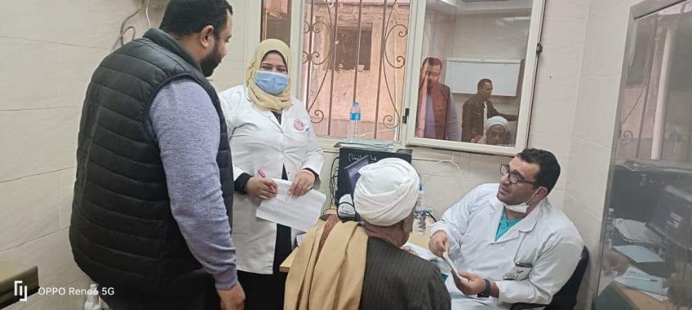 قافلة مصطفى محمود توقع الكشف الطبي على 1097 حالة مرضية بالوادي الجديد (4)