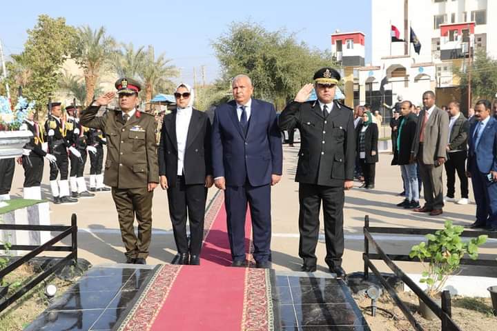 محافظ الوادي الجديد يضع إكليلاً من الزهور على النصب التذكاري لشهداء الشرطة (2)