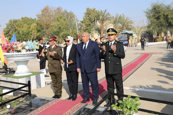 محافظ الوادي الجديد يضع إكليلاً من الزهور على النصب التذكاري لشهداء الشرطة (4)