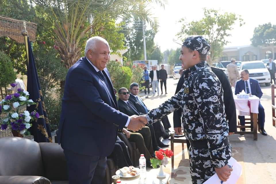أمن الوادي الجديد يوزع الورد والحلوى علي الأهالي (1)