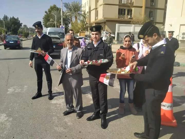 أمن الوادي الجديد يوزع الورد والحلوى علي الأهالي (3)