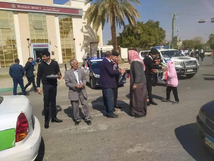أمن الوادي الجديد يوزع الورد والحلوى علي الأهالي (4)