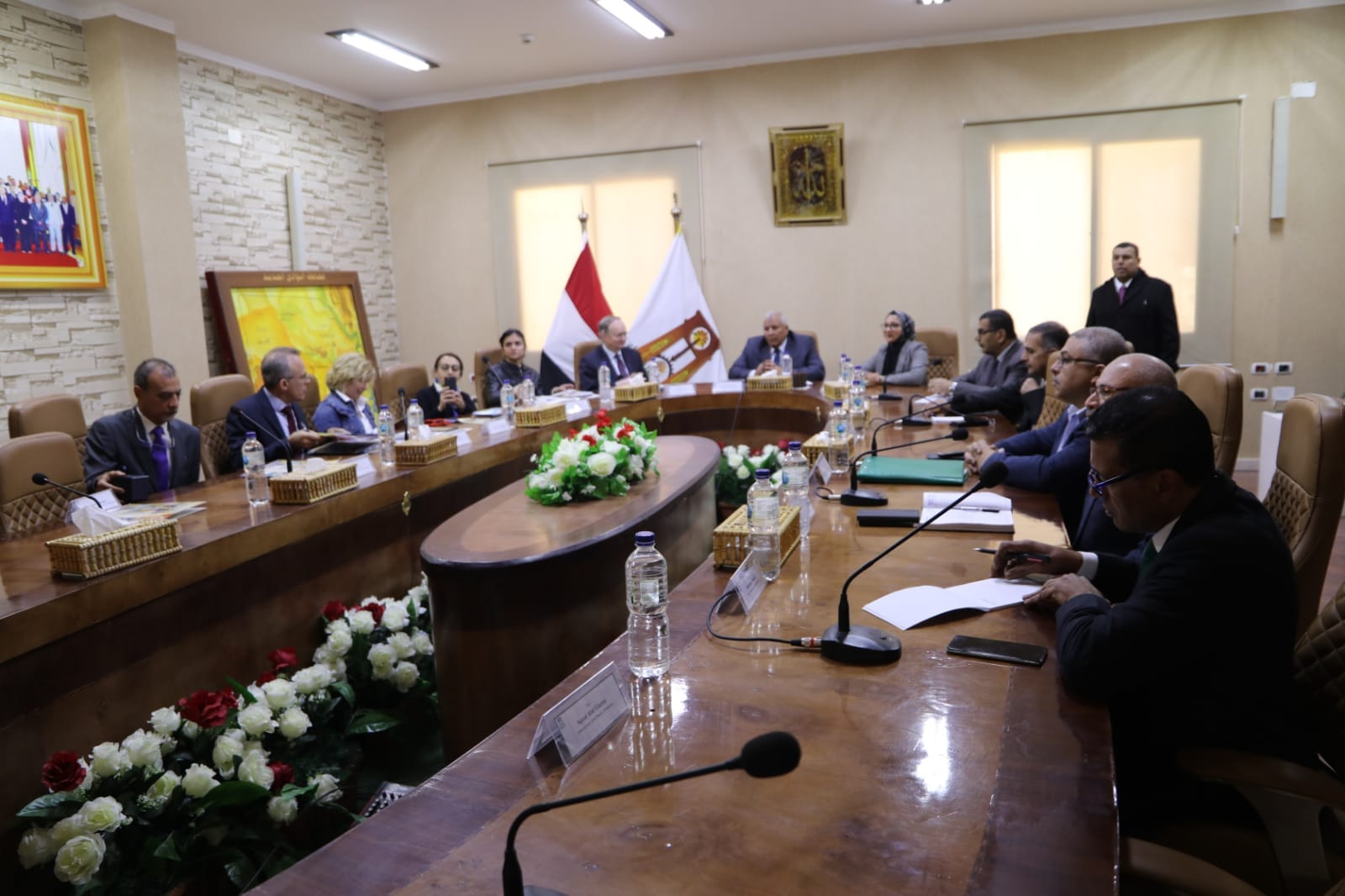 محافظ الوادي الجديد يستقبل سفير الإتحاد الأوروبي في مصر (1)